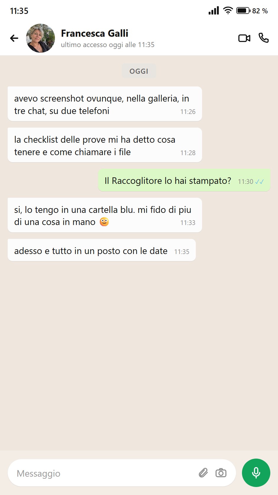 Una madre usa il raccoglitore stampato