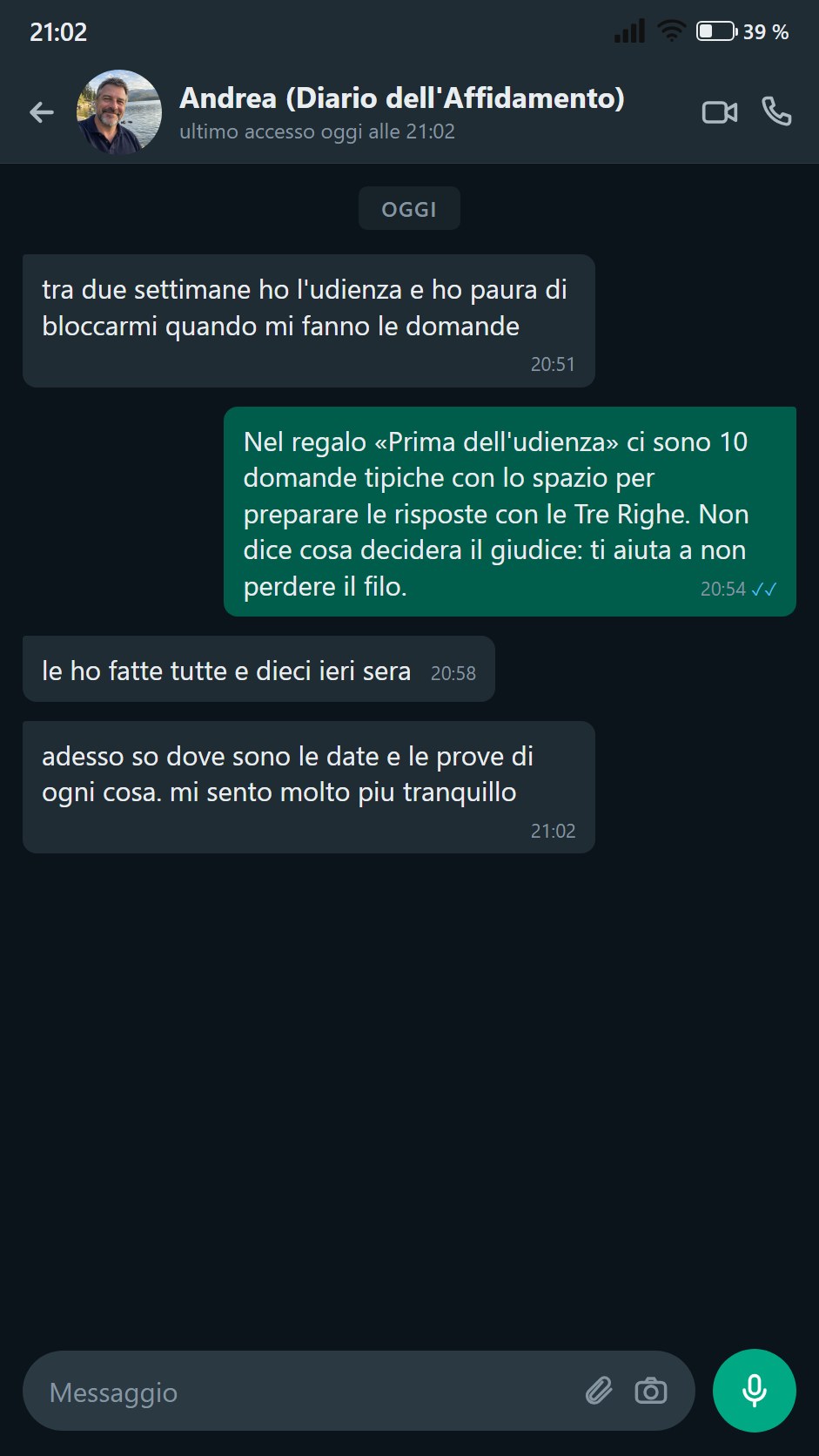 Un padre prepara le risposte con le dieci domande prima dell'udienza